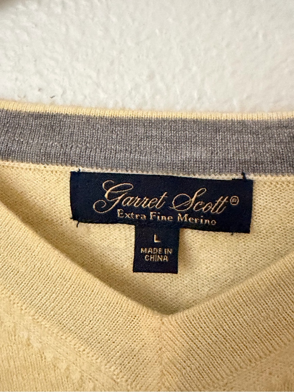 Garrett Scott Fine Merino Wool Men's V-Neck Sweater - Pale Yellow Size L - Picture 3 of 4